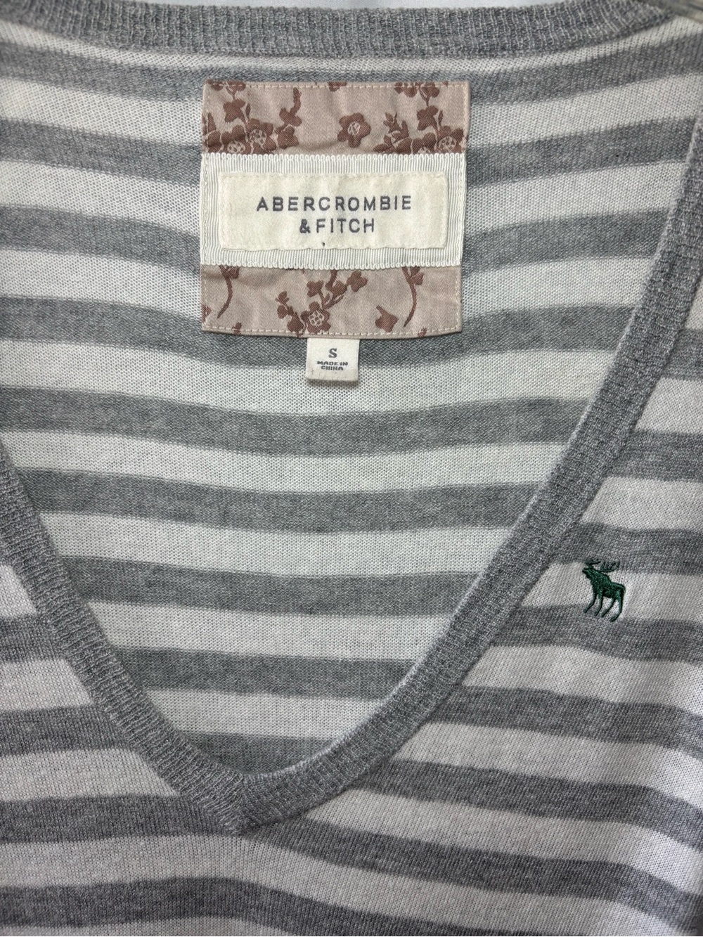 Vintage Abercrombie & Fitch Women's V-Neck Sweater -  White and Gray Stripes, S - Picture 2 of 3